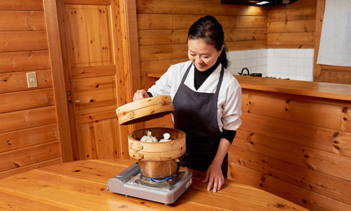 ふじわらさんが茶巾を蒸している様子