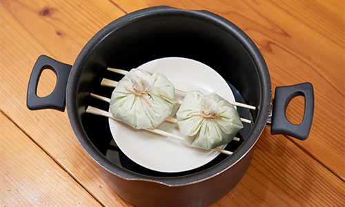 代用蒸し器に蒸し物を入れた様子