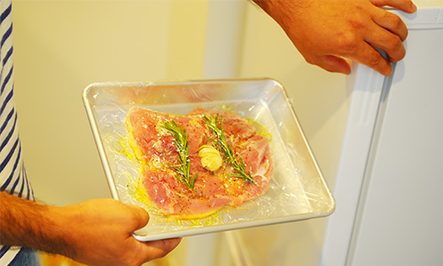 下準備したローストチキンの材料を冷蔵庫に入れる