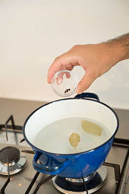 水が沸騰する前にローリエと黒こしょうをいれましょう