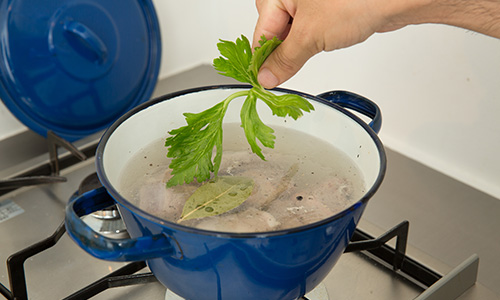 セロリの葉は沸騰してから最後に入れましょう