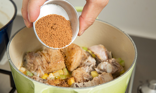 調味料をまんべんなく振り入れます