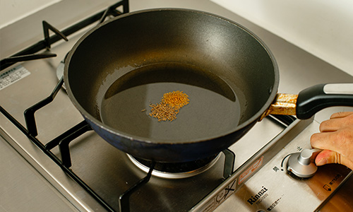 火をつける前に油とスパイスを入れている様子