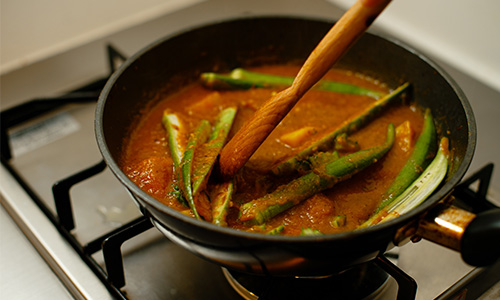 フライパンの中は、カレーに野菜がたっぷり。オクラの緑が鮮やかです