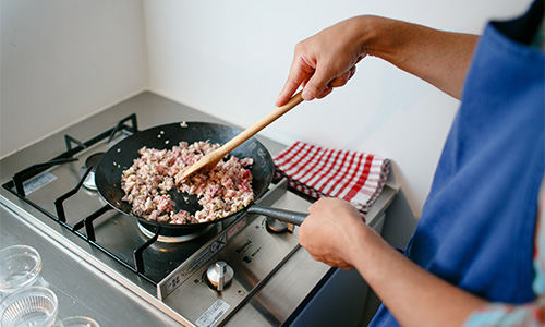 フライパンで鶏肉を炒めている様子
