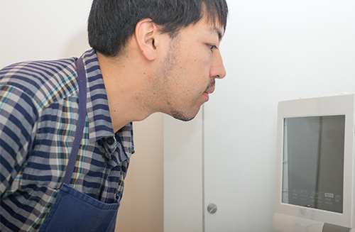 粉糖が溶けてツヤがでるまであっというまなのでオーブンの中をみている様子