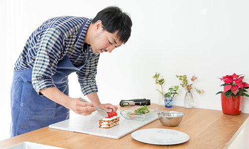 ミルフィーユの盛りつけをする堀田さん