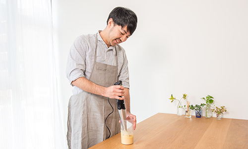 ハンドブレンダーで撹拌するとあっという間にタレの完成!